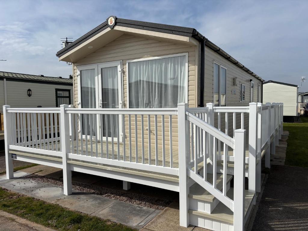 Palm Grove 19 - Golden Palm - Central Heating, WiFi, pet friendly, bed linen - Meadow Lakes Caravan & Lodge Hire, Chapel Saint Leonards