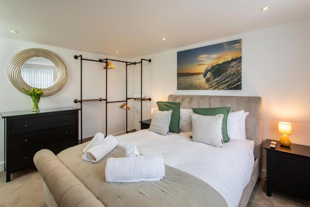 Luxe Detached House with Hot Tub, Penzance photo 2