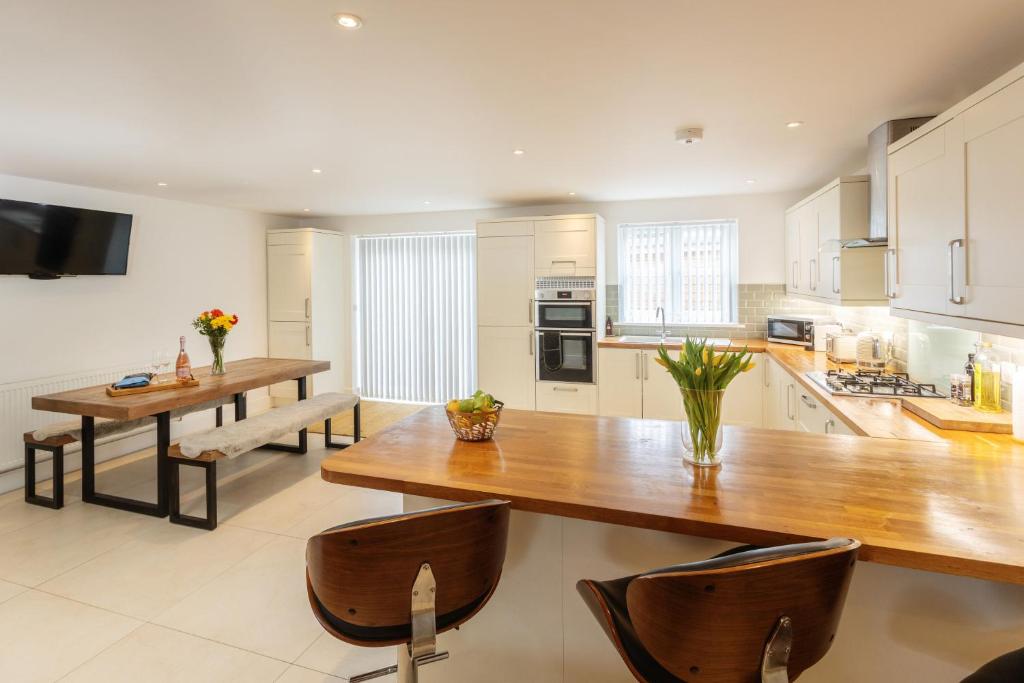 Luxe Detached House with Hot Tub, Penzance photo 3