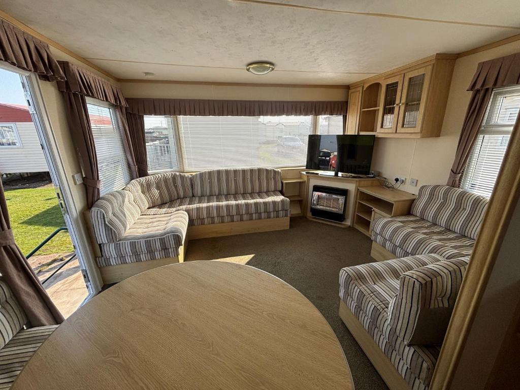 Hadrians Field 120 - Coastfields - WiFi, pet friendly, bed linen - Meadow Lakes Caravan & Lodge Hire, Ingoldmells
