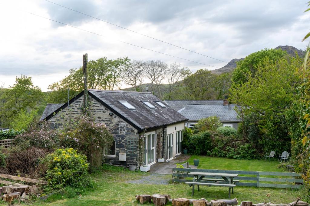 The Coach House - Private Garden with Panoramic Sea and Mountain Views, Porthmadog