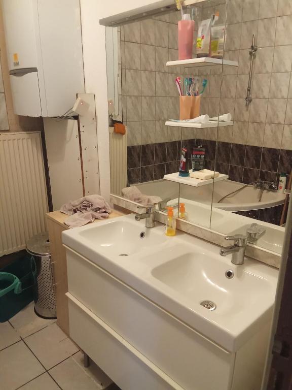 Privat Zimmer in einer Wohnung zu vermieten - 1