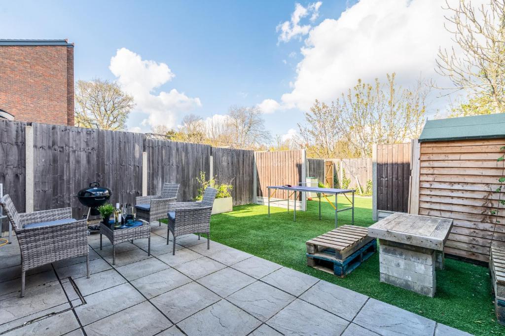 Parking, Yard, BBQ, Chic Apartment Near Wembley, Harrow