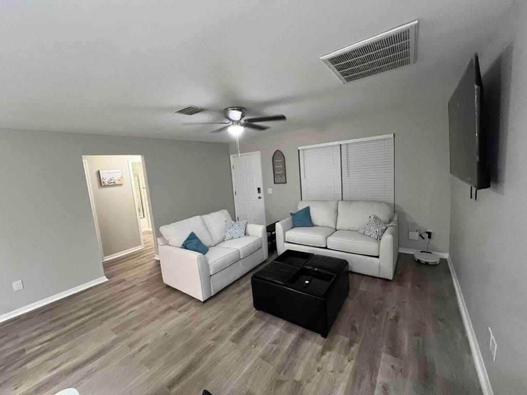 Get cozy in this Renovated home by the Villages, Lady Lake