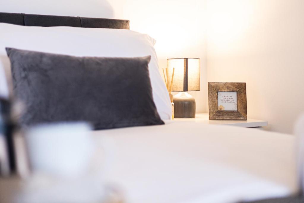 Chic 2King BD Apt London with Ensuite & Pull Out Bed, Finchley