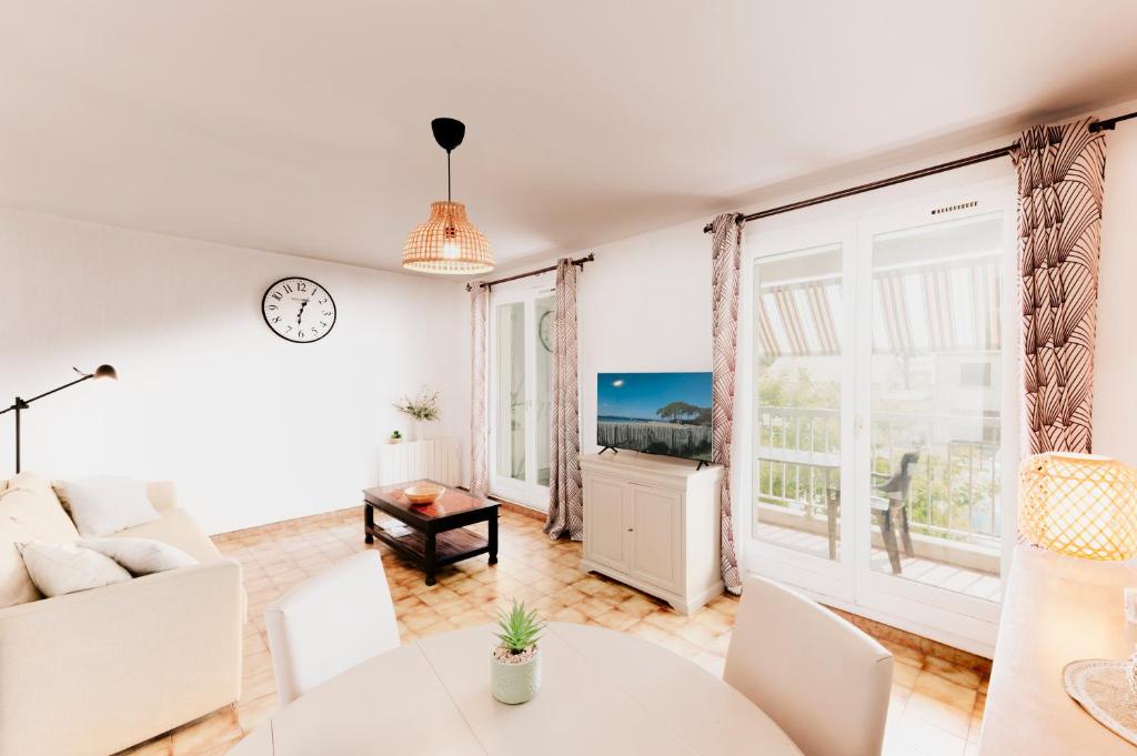 "OFFRE ANNIVERSARY GENIUS LONG SEJOUR" -- SPECIAL COUPLE -- CALME EN PLEIN COEUR DU VAR - Terrasse Sud - Lit Queen Size - Netflix - Climatisation & Wifi - Parking Privé -- A 2MIN CENTRE-VILLE et 6MIN MER & PORT - 4
