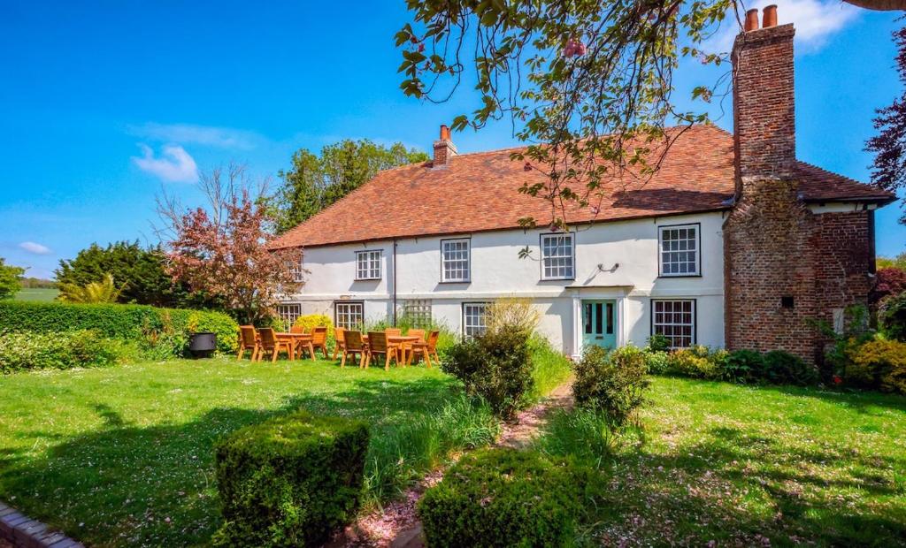 Elizabethan Farmhouse with Private Woods and Hot Tub, West Langdon