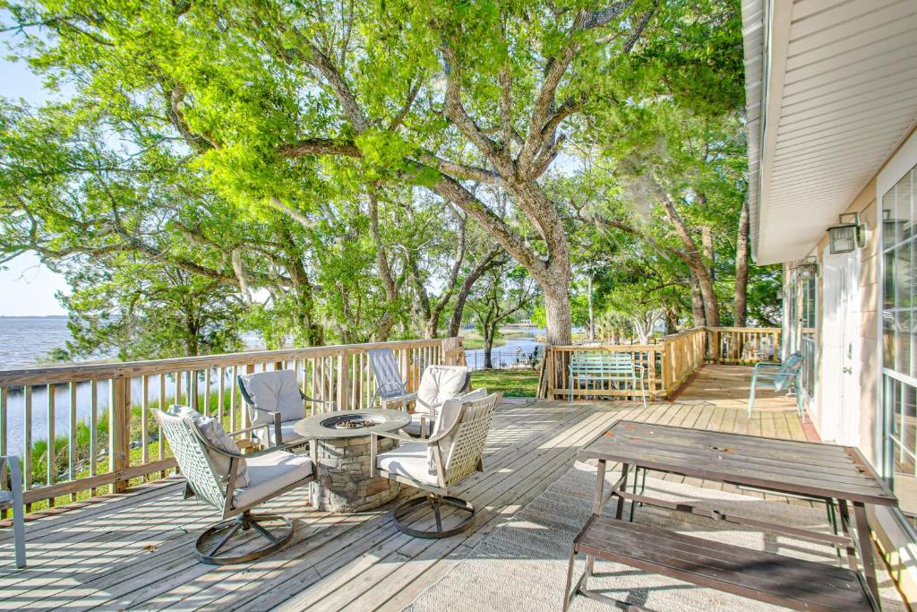 Bayfront Haven Group Getaway in Milton!, Milton