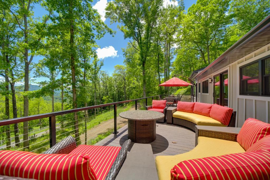 Remote Smoky Mtn Escape with Views and Trail Access!, Cullowhee