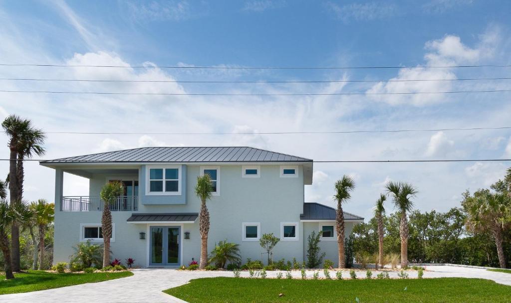 Riverfront Oasis with Ocean Views Steps from Car Free Beach 6090T, New Smyrna Beach