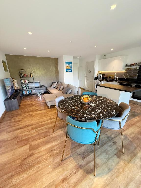 Apt with 2 bedrooms, terrace, pool & parking, Antibes