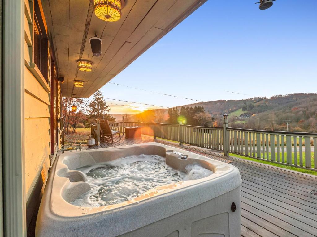 The Eagles Nest Couples Escape, Ellicottville