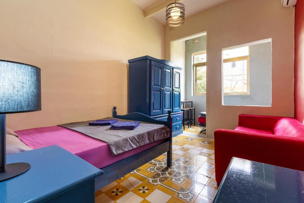 Quiet double, twin or triple room with private bathroom, not ensuite, Sliema