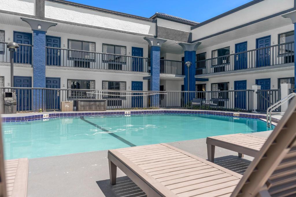 Swimming pool