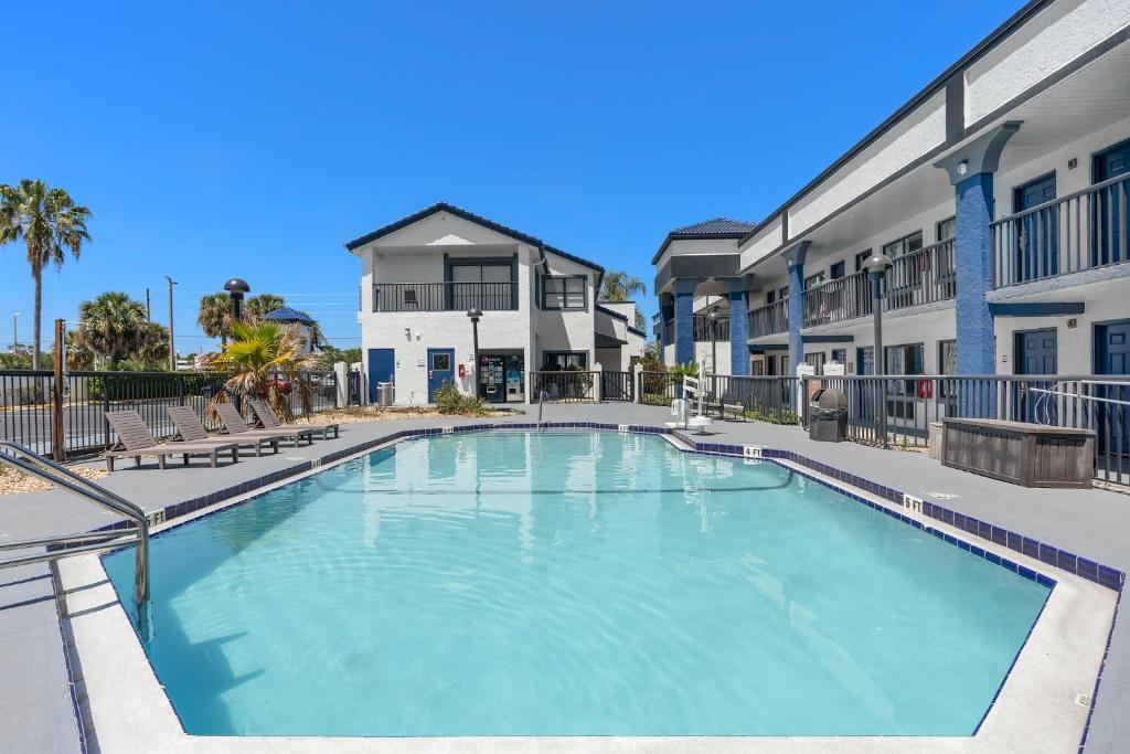 Swimming pool, Baymont by Wyndham Orlando East in Orlando (FL)
