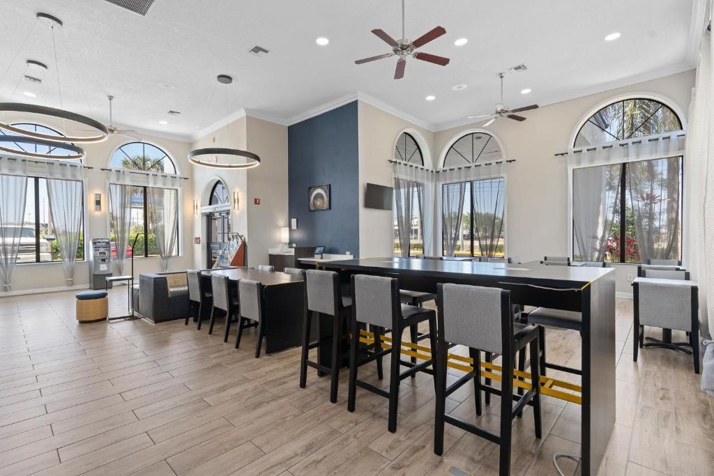 Shared lounge/TV area, Baymont by Wyndham Orlando East in Orlando (FL)