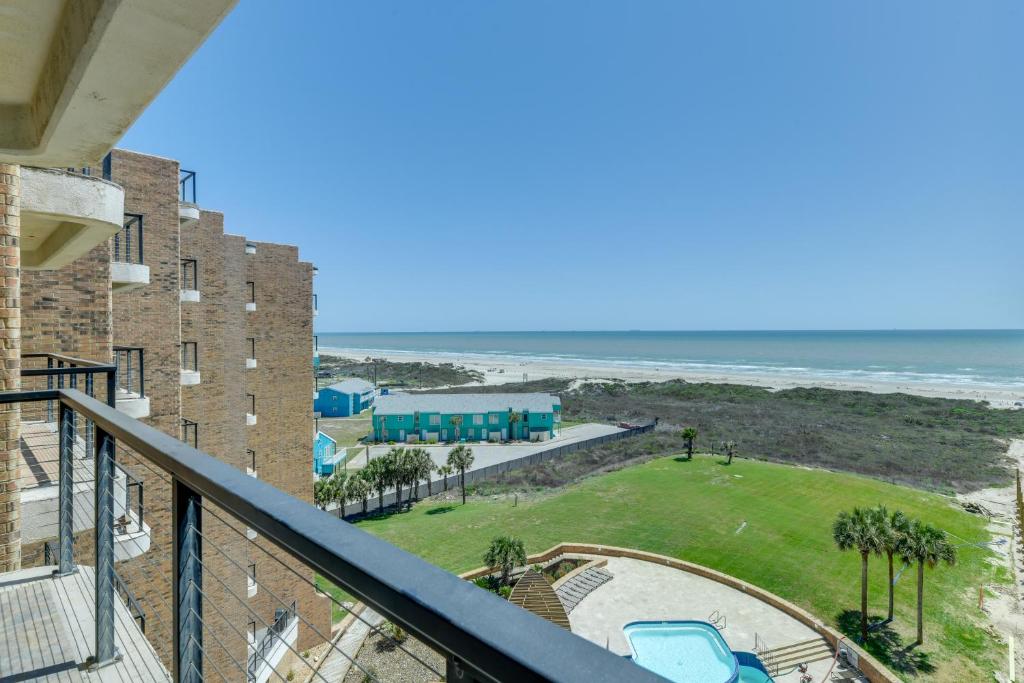 7th-Floor Oceanfront Unit with Pools in Port Aransas, Port Aransas