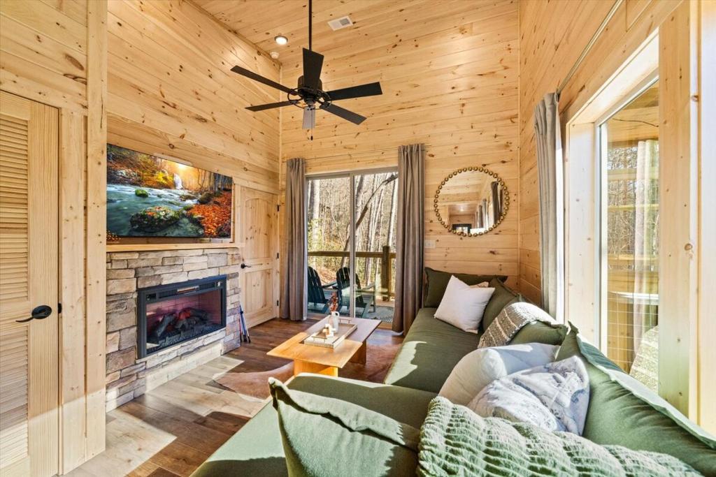 Treehouse Cabin with XLarge Outside Living Space!, Gatlinburg