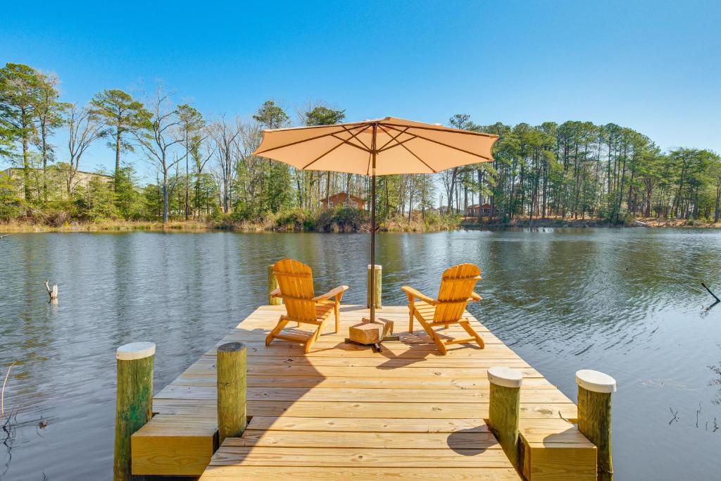 Dock, Sunrooms and Fire Pits Deltaville Home!, Deltaville