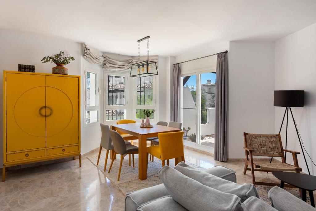 Stylish 2-Bedroom Penthouse in Los Naranjos de Marbella - 4