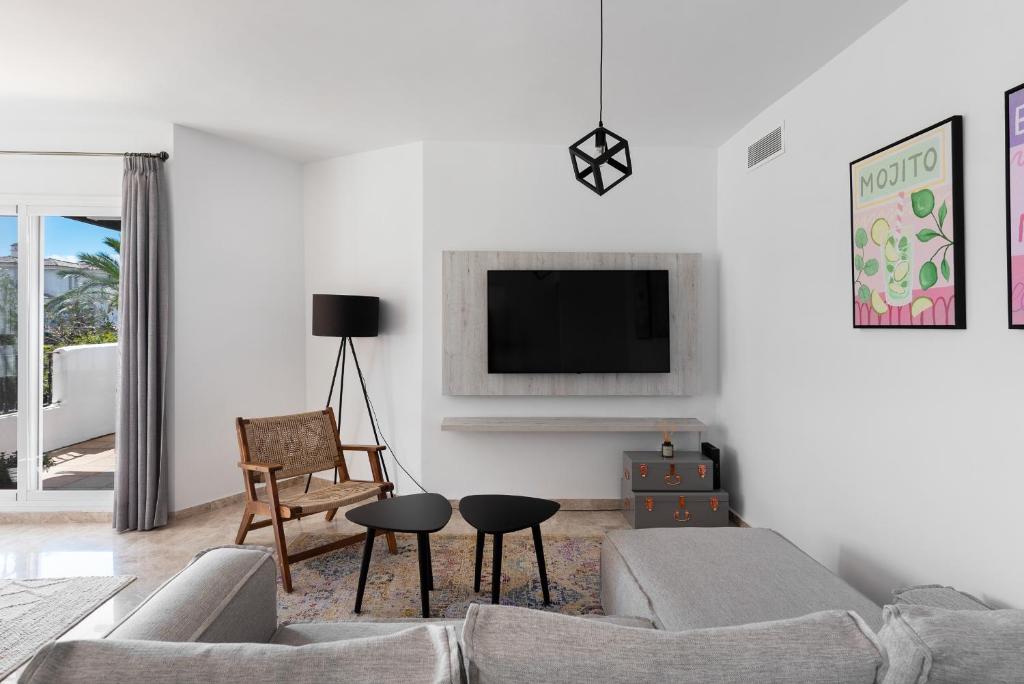 Stylish 2-Bedroom Penthouse in Los Naranjos de Marbella - 5