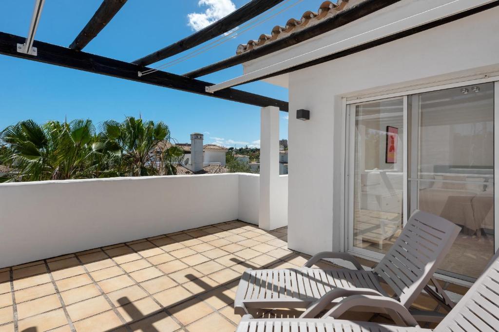 Stylish 2-Bedroom Penthouse in Los Naranjos de Marbella - 2