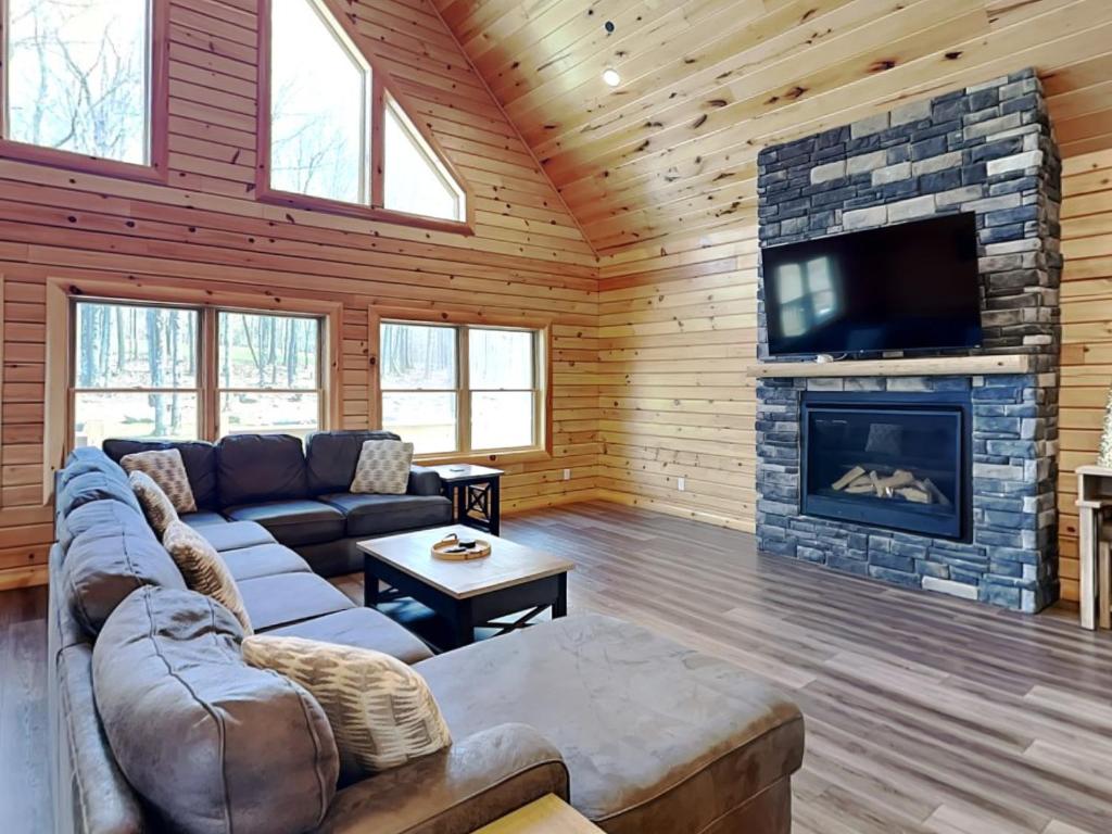 Hilltop Hideaway, McHenry