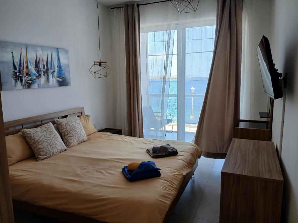 Seafront 3 Bedroom Stylish Apt with Spectacular Seaview, St Paul's Bay