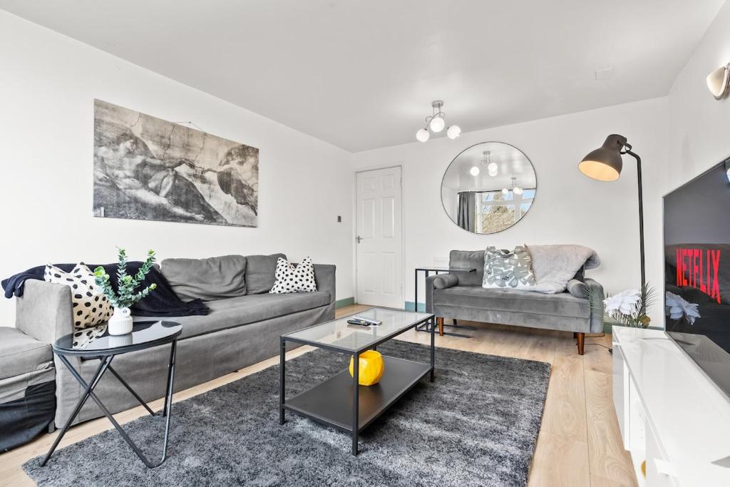 Spacious, Chic Townhouse with Parking&Garden, Birmingham