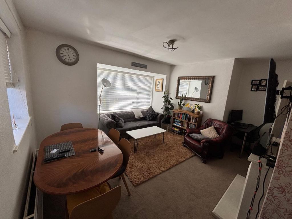 Spacious comfy flat near Airport and Altrincham, Wythenshawe