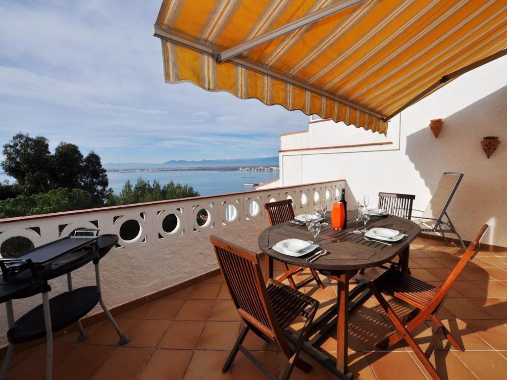 Apartment in Roses with Sea Views & Pool - 5