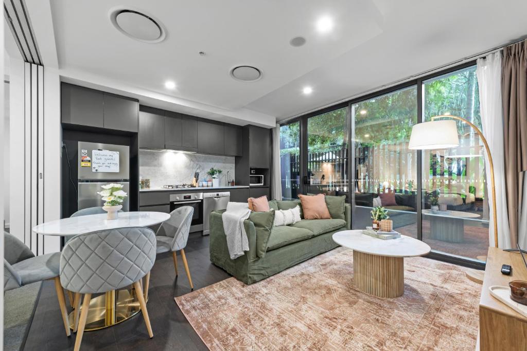 Bright and Cozy 2BR Apt with Pool, Gym and Parking!, Brisbane