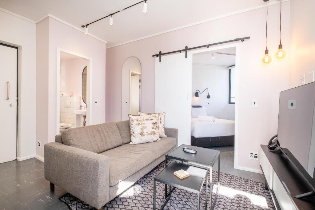 Flamingo 809 - Top Floor Sea Point Unit with Daily Housekeeping, Kapské Město