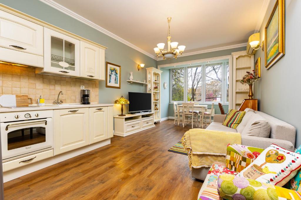 1BR Apartment in the Center with Free Street Parking and Designated Workspace, Plovdiv