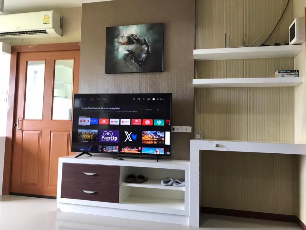 Shared lounge/TV area