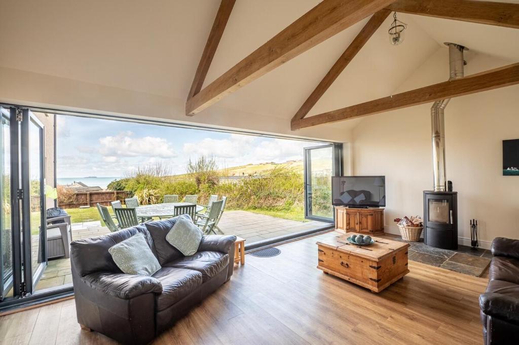 Heddwch - Beach House in Heart of Broad Haven for 14, Broad Haven