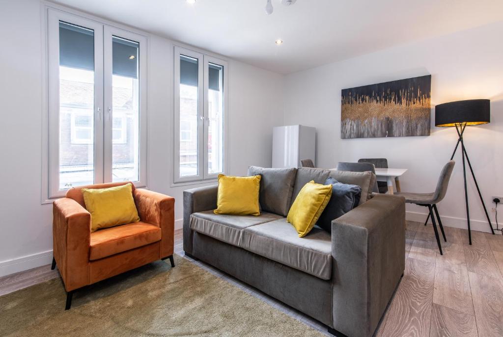 Central 2BR Apt Basingstoke Near Shops & Transport, Basingstoke