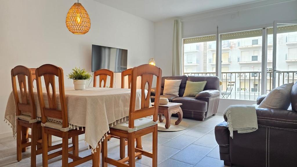 Bright Apartment with Two Balconies and a Seaside Pool - 4