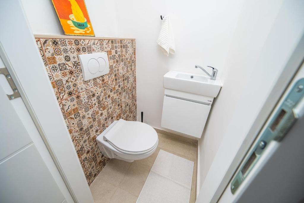 Modern 1 BDR with Balcony - 3