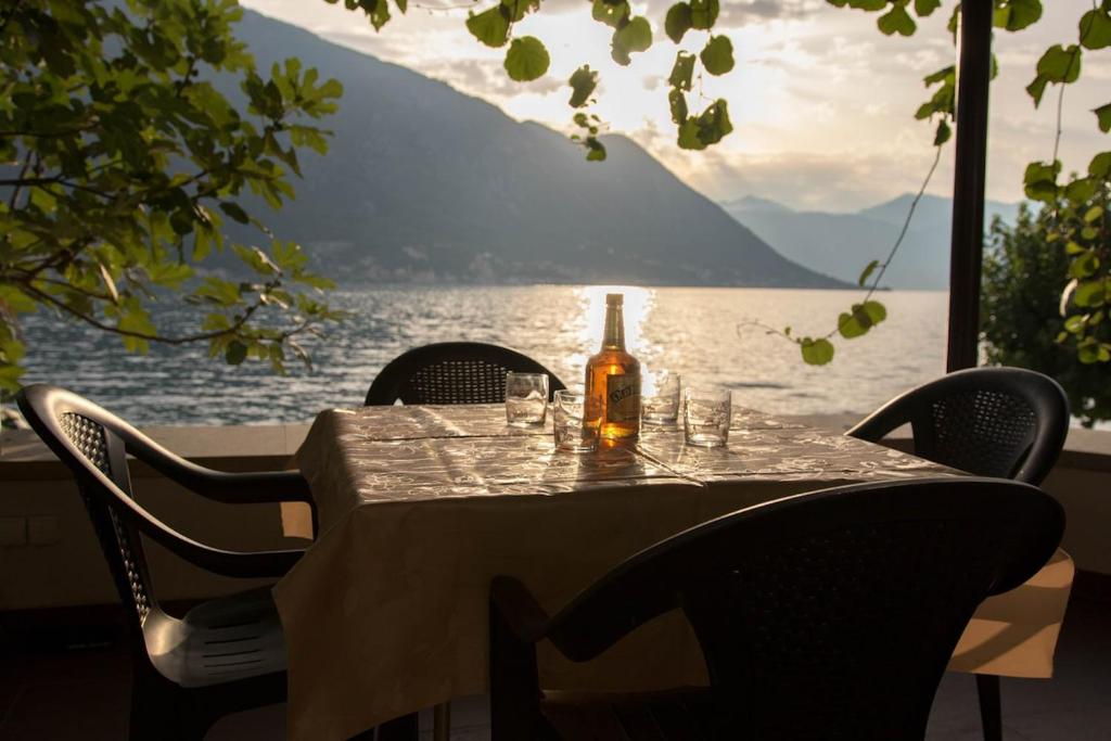 Seaside Studio Mare, only 15 meters from sea, Dobrota