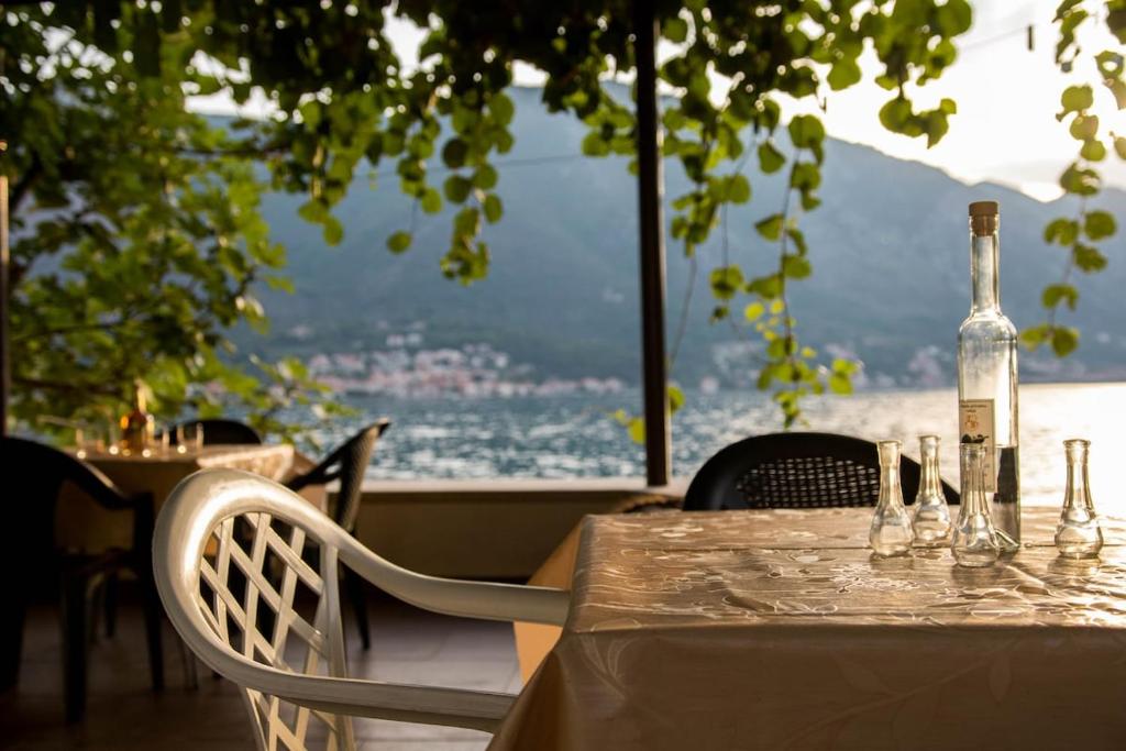 Studio Lanterna in a seaside house, Dobrota