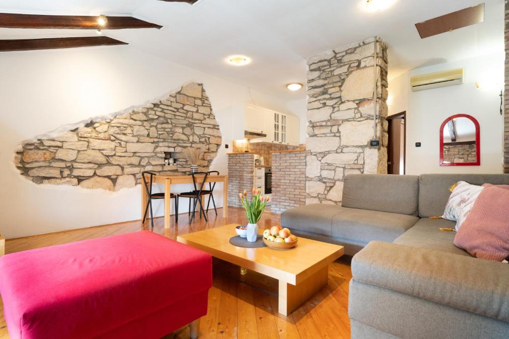 App with Arena Amphitheatre Arena nearby, Pula