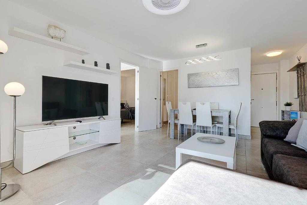 019 Stylish 3 Bed Ibensa Square Apt, near Beach & Bars - 4