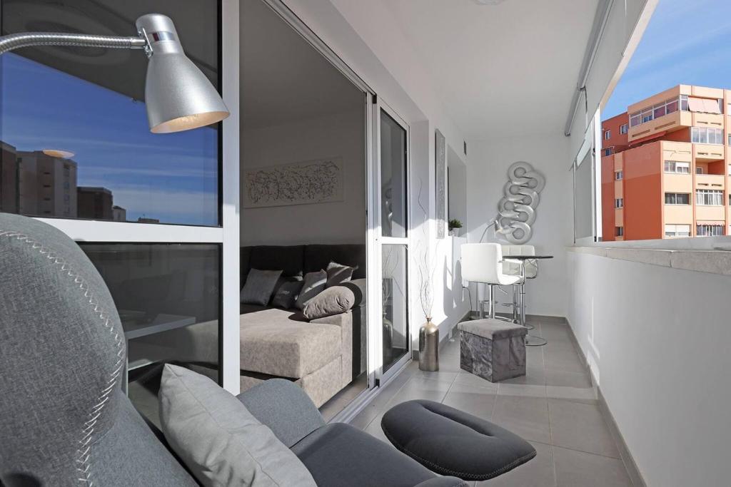 019 Stylish 3 Bed Ibensa Square Apt, near Beach & Bars - 2