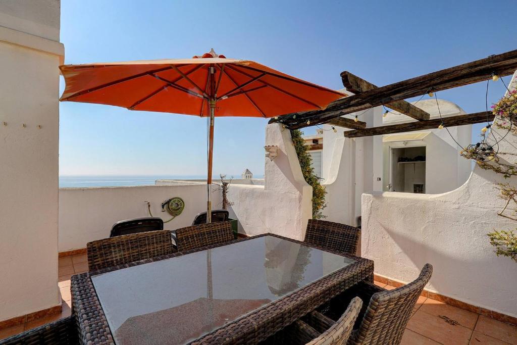 082 - Stunning Sea Views Beachfront Apartment - 5