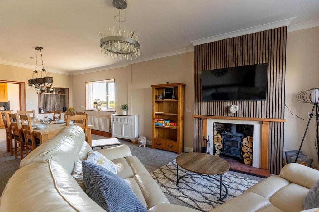 Spacious 4-Bed Lake District Getaway for Groups, Mealsgate