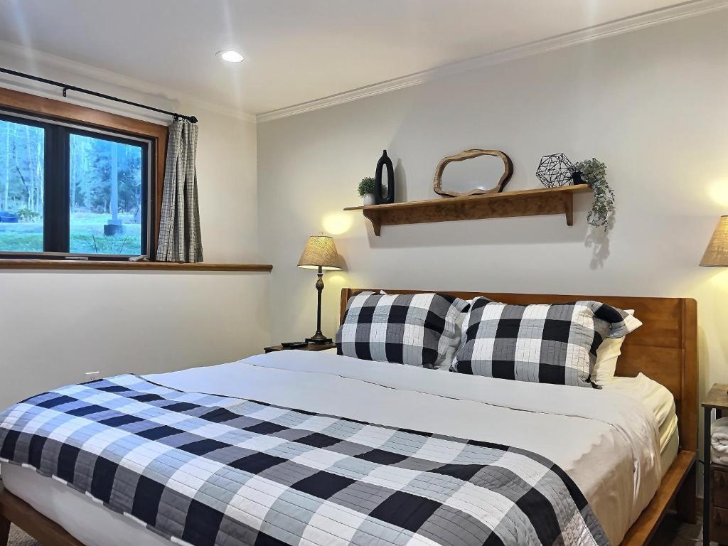 CozyDen - AC, Grill, Bike to Mountain, Porch!, Killington