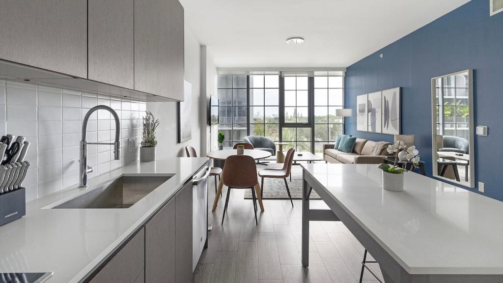 The Juliet IV Vibe 8697, Miami