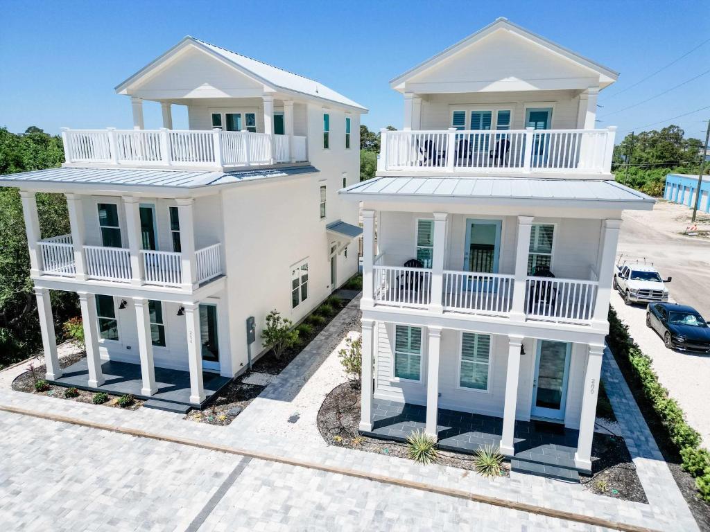 Serenity by the Sea St George Island Pool Home, Eastpoint