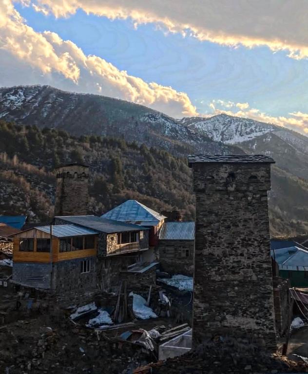 Babi & Tata's House, Ušguli